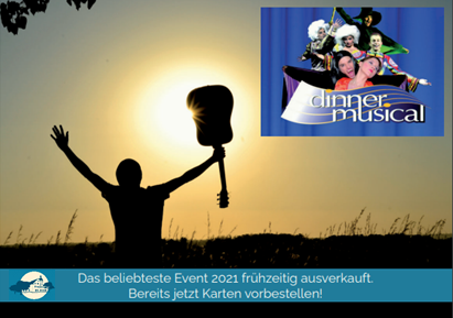 Silhouette einer Person, die mit einer Gitarre in der Hand in die Sonne blickt, vor einem Feld. Im oberen Bereich des Bildes ist ein Banner mit dem Titel "Dinner Musical" und einer Gruppe von Künstlern in bunten Kostümen. Darunter steht der Hinweis, dass das Event 2021 ausverkauft ist und Karten vorbestellt werden können.