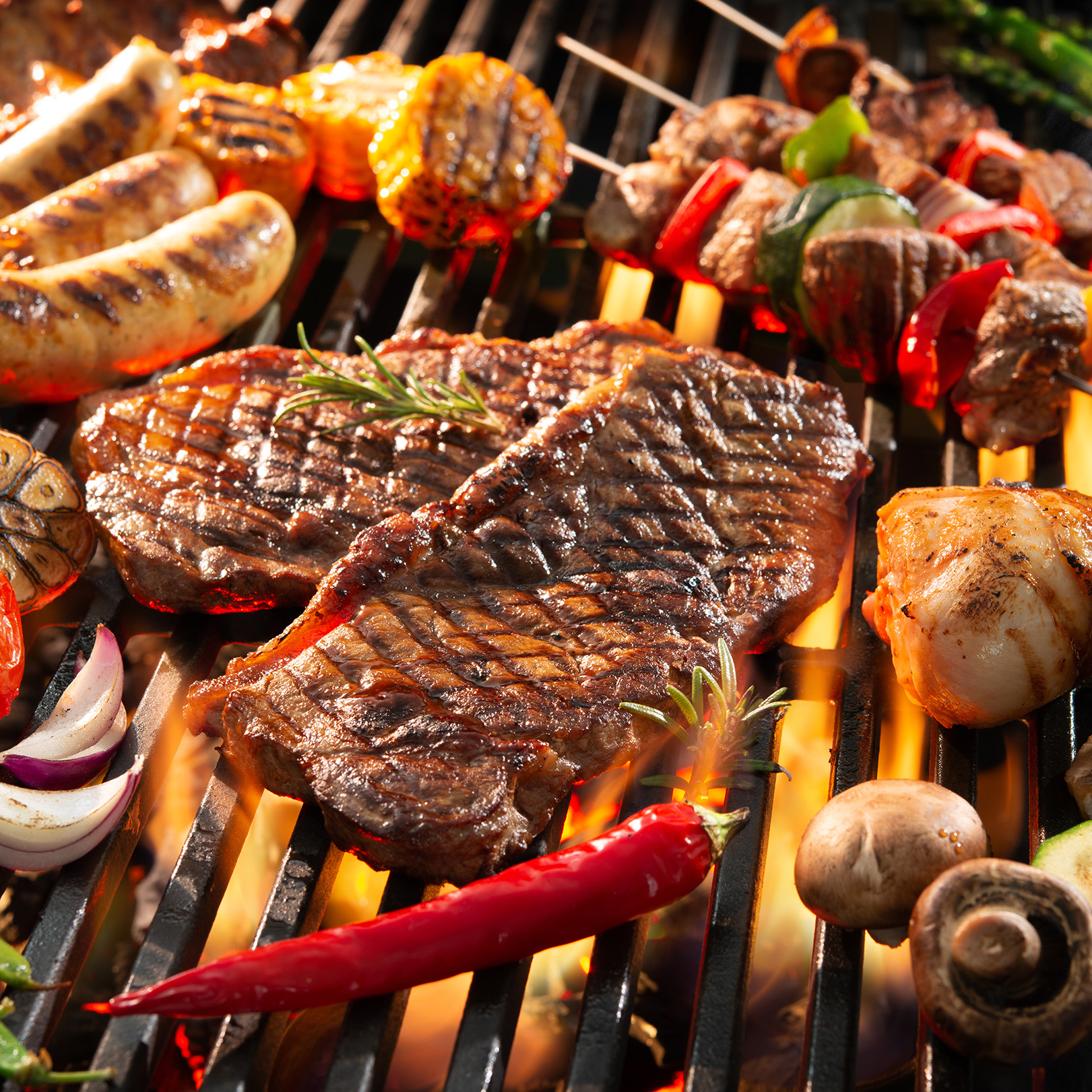 Grillbuffet im Hotel Haus Delecke, das Bild zeigt köstliche Grillspezialitäten, Steaks, Würste und Gemüsesorten