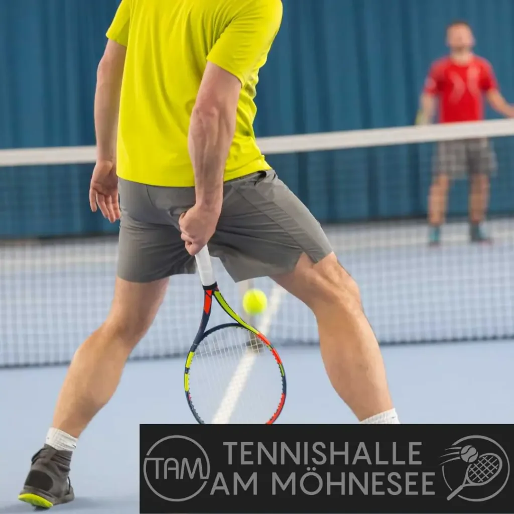 Tennishalle am Möhnesee, ein Mann spielt Tennis.