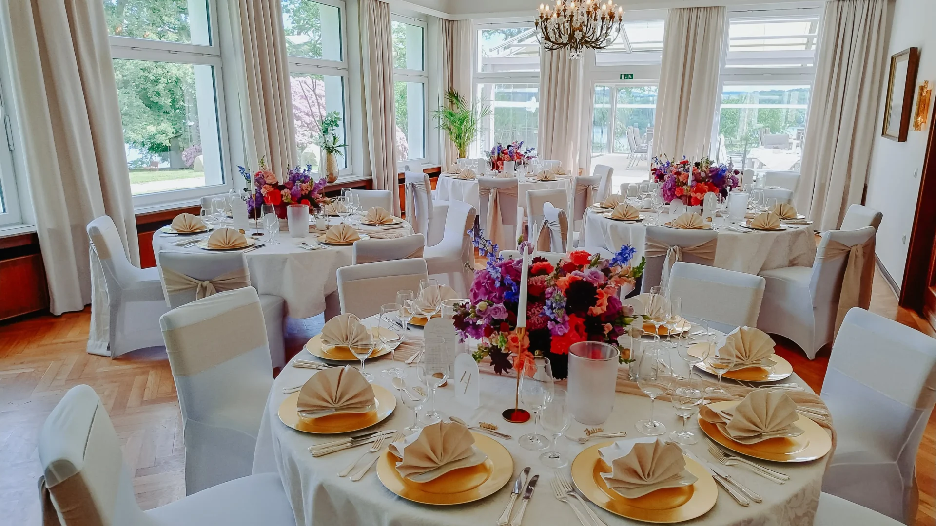 Elegantes, liebevoll dekoriertes Festmahl in einem stilvollen Raum mit frischen Blumenarrangements und fein gedeckten Tischen – ideal für besondere Anlässe.