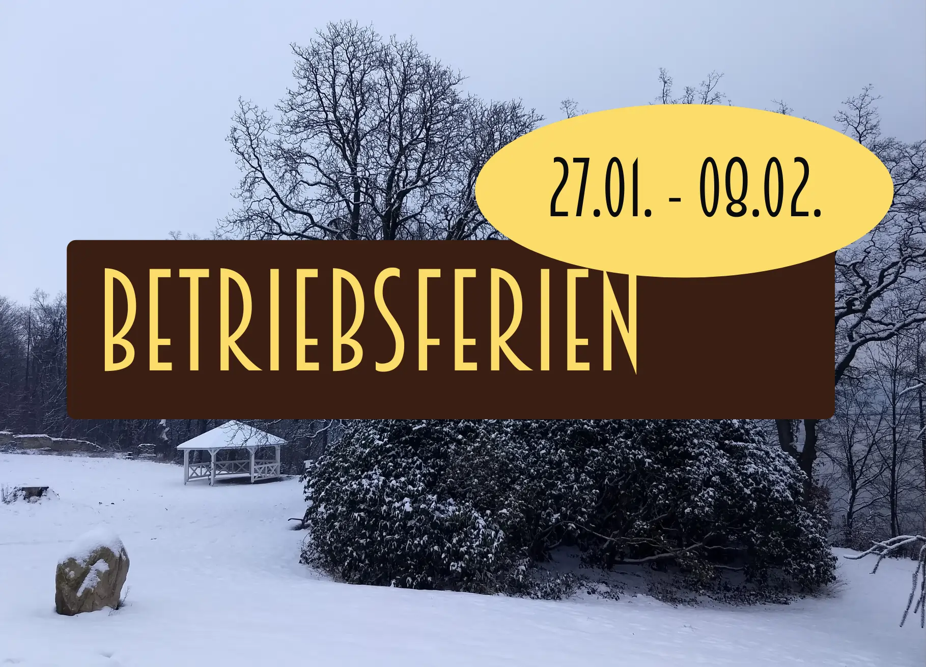 Ankündigung der Betriebsferien des Hauses Delecke vom 27. Januar bis 8. Februar. Das Bild zeigt eine winterliche Landschaft mit Schnee und einem Pavillon im Hintergrund. Der Text 'Betriebsferien' ist in einer eleganten Schriftart hervorgehoben, und das Datum der Schließung ist klar sichtbar