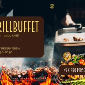 Alt-Text: "Ein Grillbuffet wird angeboten, mit Fleisch und Gemüse auf einem Grill. Im Hintergrund ist ein Koch zu sehen, der eine Edelstahlplatte mit gegrilltem Essen hält. Die Veranstaltung findet von 18:00 bis 21:00 Uhr statt und kostet 49 € pro Person."