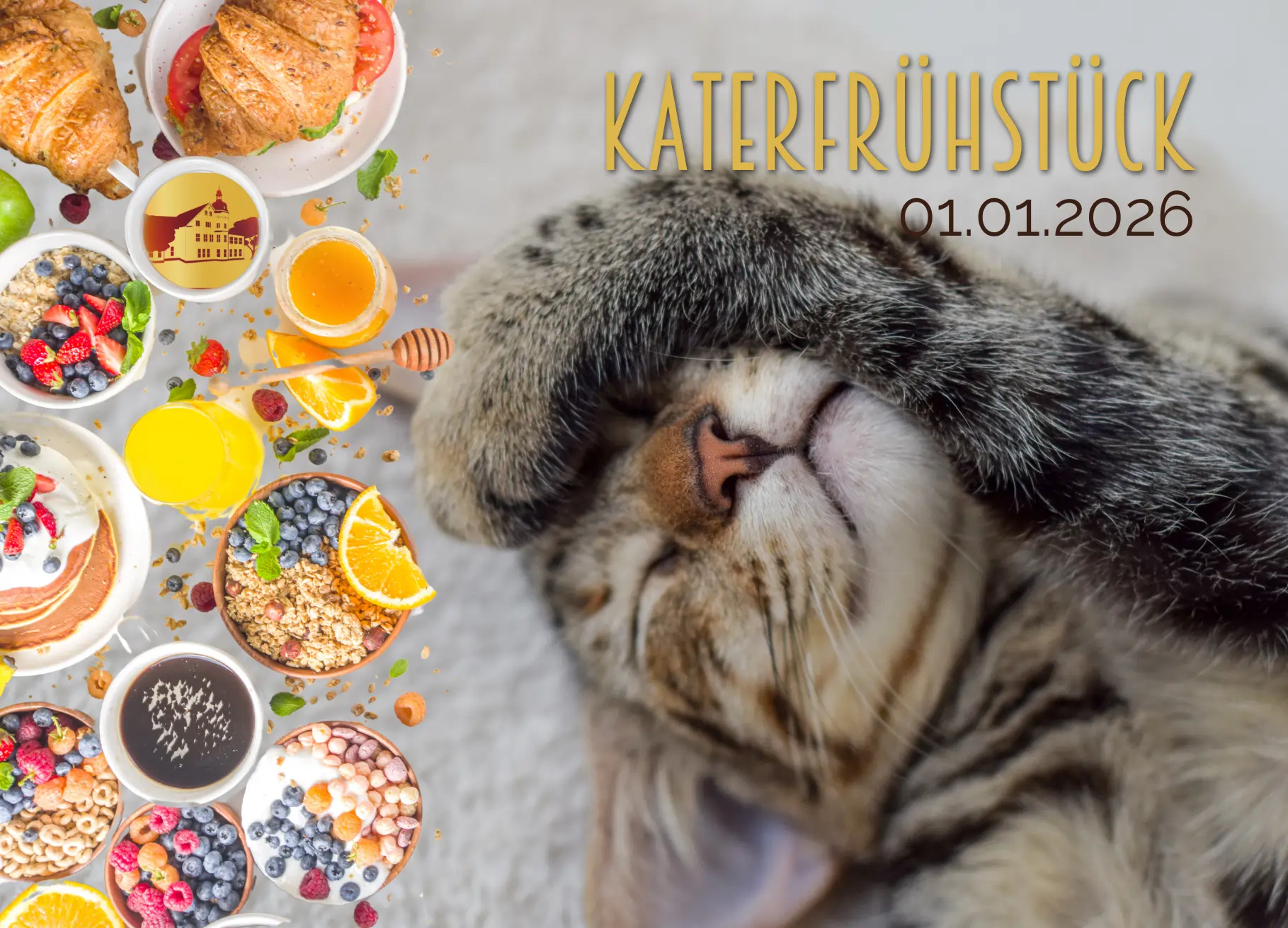 Werbung für das Katerfrühstück am 01. Januar 2026 im Haus Delecke. Das Bild zeigt ein köstliches Frühstücksangebot mit Croissants, frischen Früchten, Joghurt, Müsli, Pfannkuchen und frischem Orangensaft. Im Hintergrund ist ein niedlicher Kater zu sehen, der seinen Kopf in die Hände legt, was die entspannte und gemütliche Atmosphäre nach einer langen Silvesternacht unterstreicht.