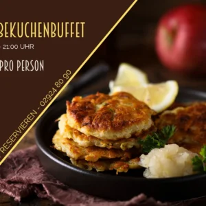 Werbung für das Reibekuchenbuffet im Haus Delecke von 18:00 bis 21:00 Uhr. Das Bild zeigt frisch gebratene Reibekuchen, die mit Apfelmus und Zitronenscheiben serviert werden. Der Preis beträgt 23 € pro Person, und Reservierungen sind über die angegebene Telefonnummer möglich