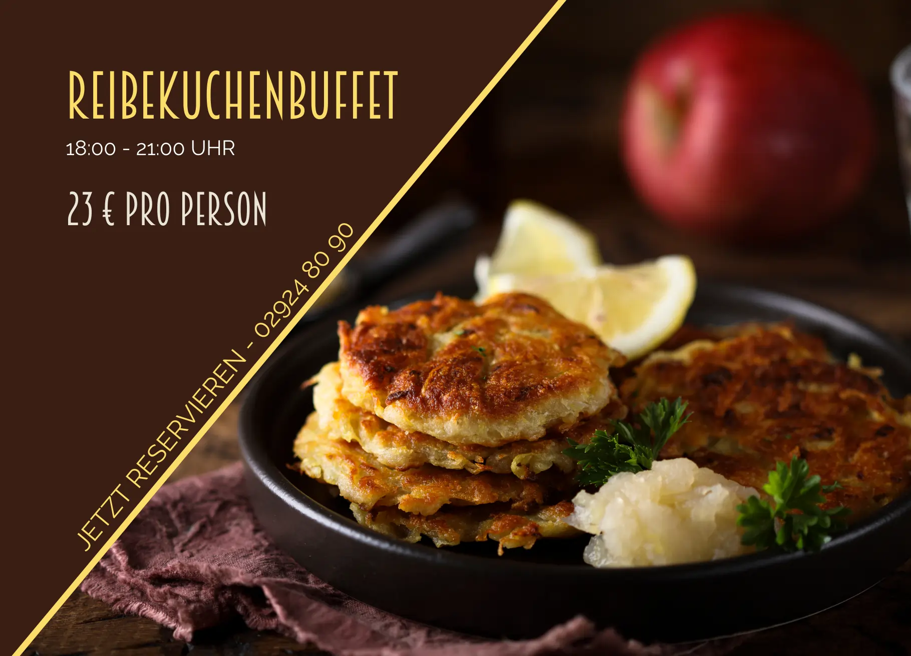 Werbung für das Reibekuchenbuffet im Haus Delecke von 18:00 bis 21:00 Uhr. Das Bild zeigt frisch gebratene Reibekuchen, die mit Apfelmus und Zitronenscheiben serviert werden. Der Preis beträgt 23 € pro Person, und Reservierungen sind über die angegebene Telefonnummer möglich