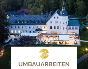 Alt-Text: Luftaufnahme eines historischen Gebäudes mit modernem Anbau und Terrasse, umgeben von Bäumen, im Hintergrund ist der Schriftzug "UMBAUARBEITEN" zu sehen.