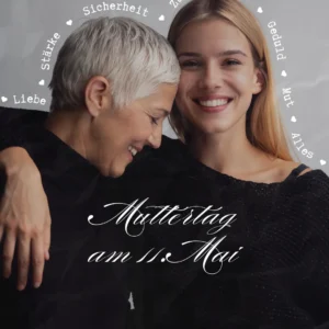 Alt-Text: Zwei Frauen, eine ältere mit grauem Haar und eine jüngere mit langen blonden Haaren, umarmen sich lächelnd. Im Hintergrund sind Begriffe wie "Liebe", "Stärke" und "Zugehörigkeit" angeordnet. Der Text "Muttertag am 11. Mai" ist prominent in der Mitte platziert. Das Bild vermittelt eine herzliche Verbindung zwischen Mutter und Tochter.
