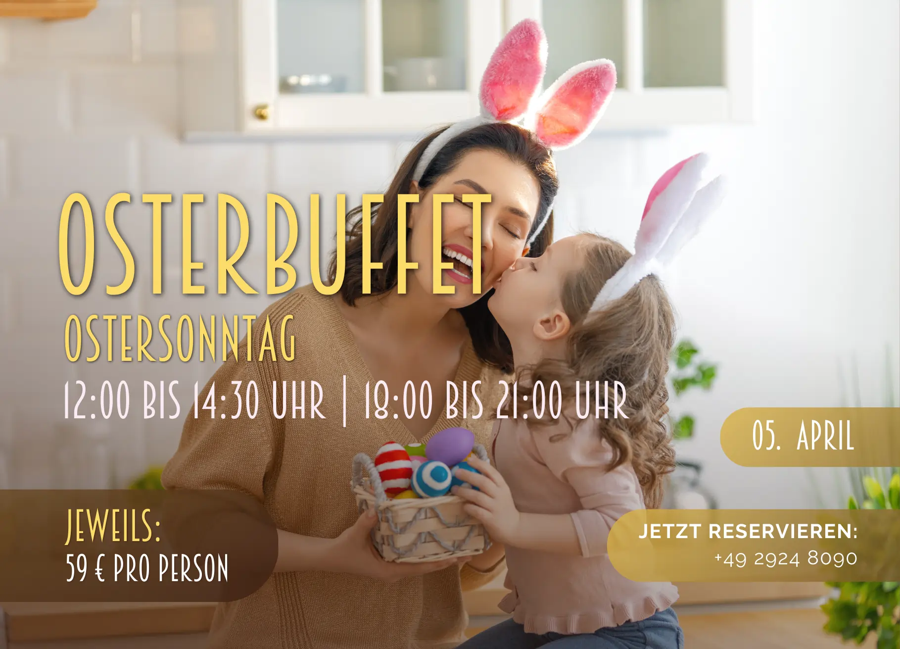 Een vrouw en een kind dragen konijnenoren en glimlachen naar elkaar, terwijl het kind de vrouw een kus op de wang geeft. Beiden houden een mand met kleurrijke paaseieren vast. De tekst geeft informatie over een paasbuffet op paaszondag, met tijden en kosten per persoon. Er wordt aangemoedigd om te reserveren, met de